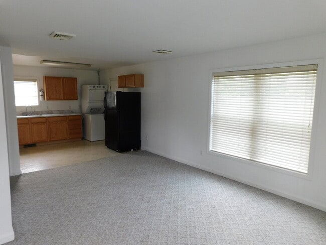 Building Photo - Ranch Style Private Entry Duplex
