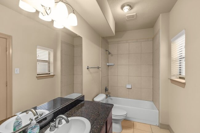 Building Photo - 1607 Bass St