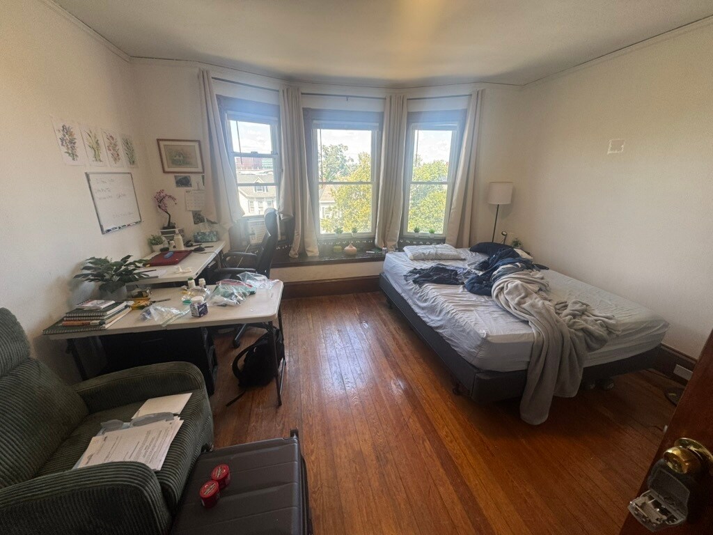 Building Photo - 582 Cambridge St