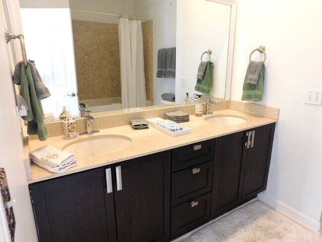 Building Photo - Lovely Townhome Available In Yacht Cove