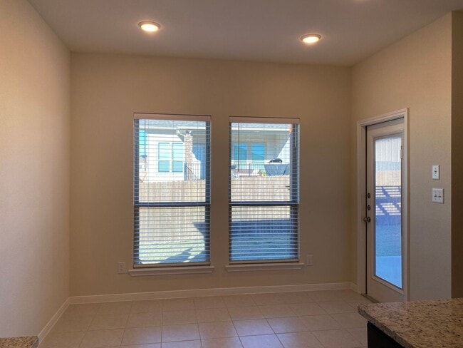 Building Photo - 4 BEDROOM, SHORT TERM LEASE AVAILABLE