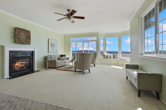 Building Photo - Spectacular Water Front Home With a Short Term  Lease to Start!