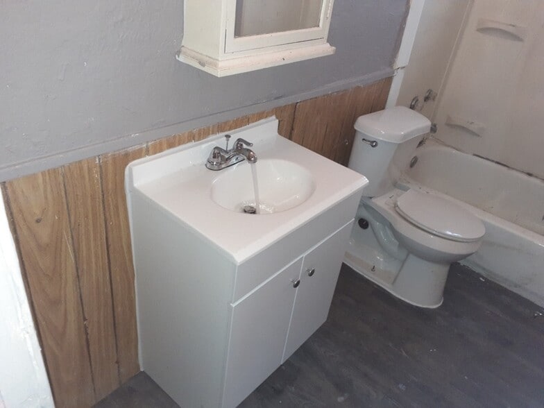 Building Photo - 848 Daffodil Dr