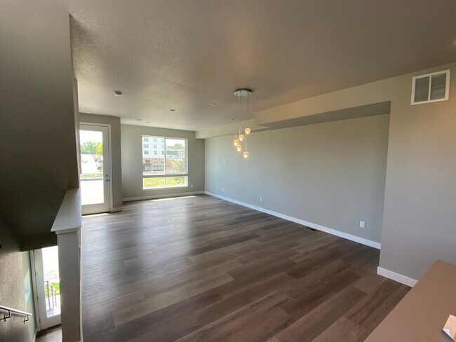 Building Photo - Luxury Townhome - 3 Bed 3.5 Bath at Overlo...