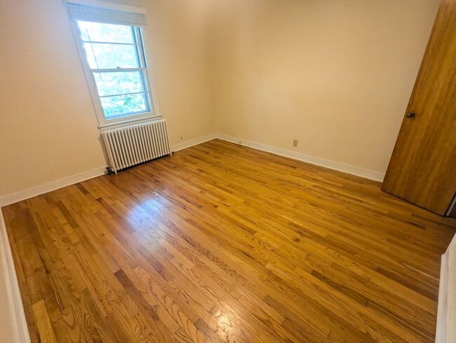 Building Photo - Large 1 Bedroom Plus Den