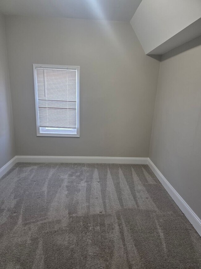 Building Photo - 2nd floor Apartment in Townsend