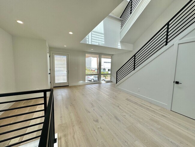 Building Photo - Stunning Queen Anne Home - Incredible Views! Available 10/1/2026!