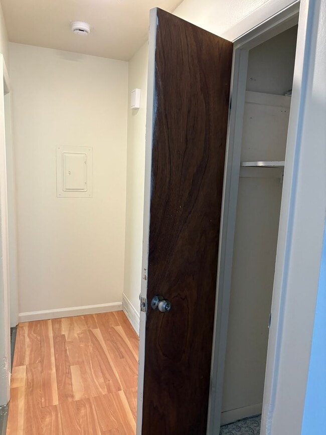 Building Photo - Move In Special! Charming 2-Bedroom Oasis with Spacious Front Yard!