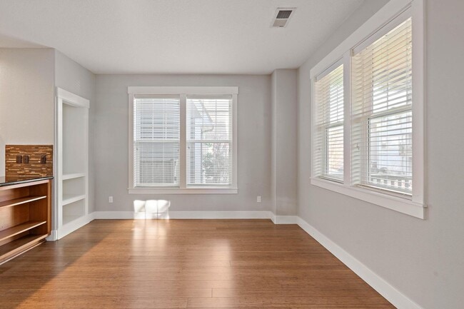 Building Photo - Beautiful 3-bdrm/2.5-bath contemporary craft home w/ lots of character. A/C, fireplace, fenced ba...