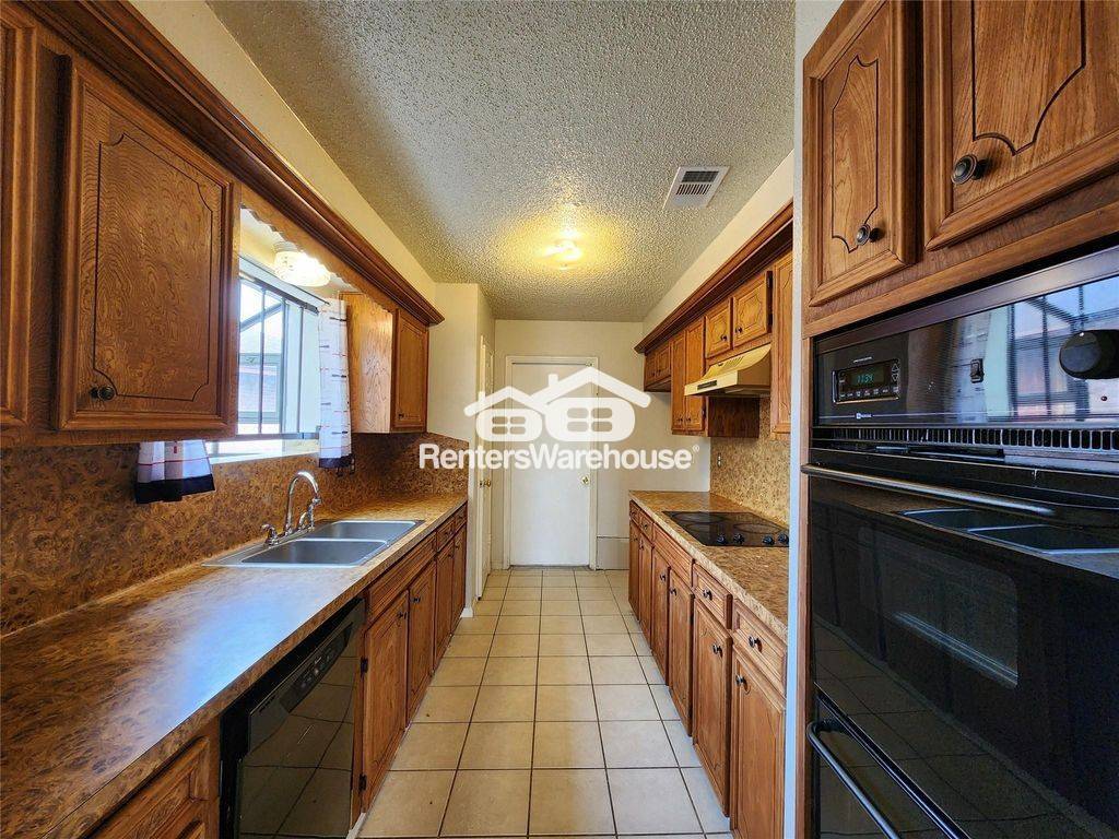 Building Photo - 9607 Hanford St