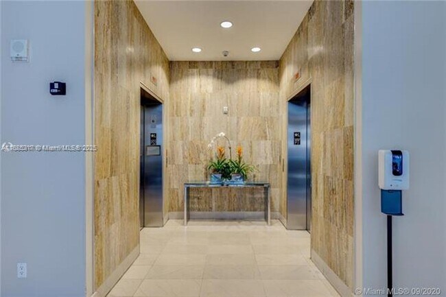 Building Photo - 1111 SW 1st Ave