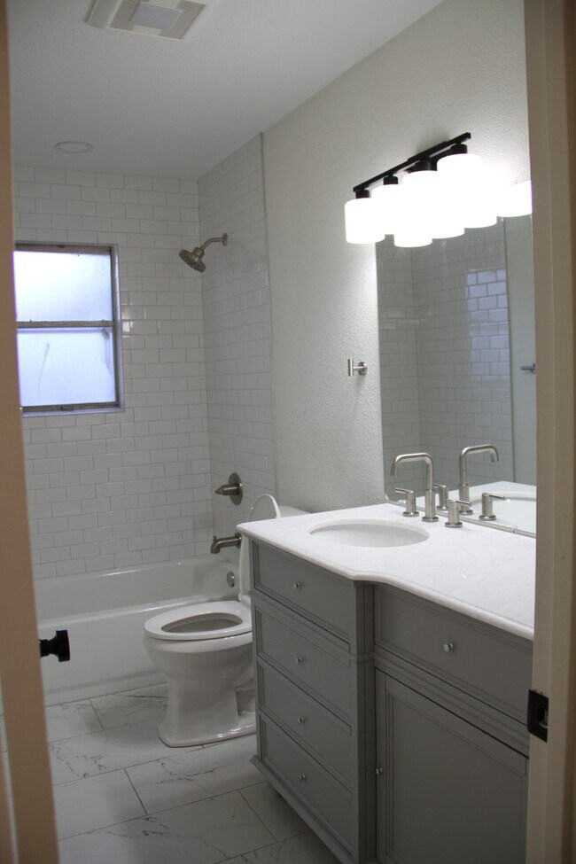 Building Photo - 608 Oak Dr