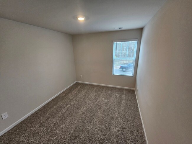 Building Photo - Like-New townhome in Concord