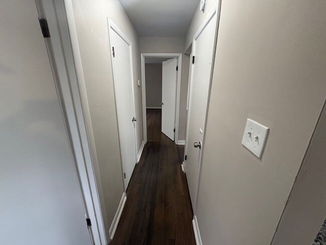 Building Photo - Amazing 4 Bedroom 1 Bathroom available in ...