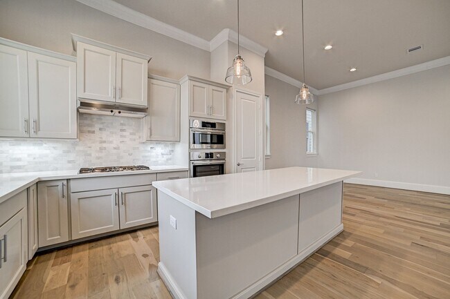 Building Photo - Stunning Modern Townhome in Central Location!