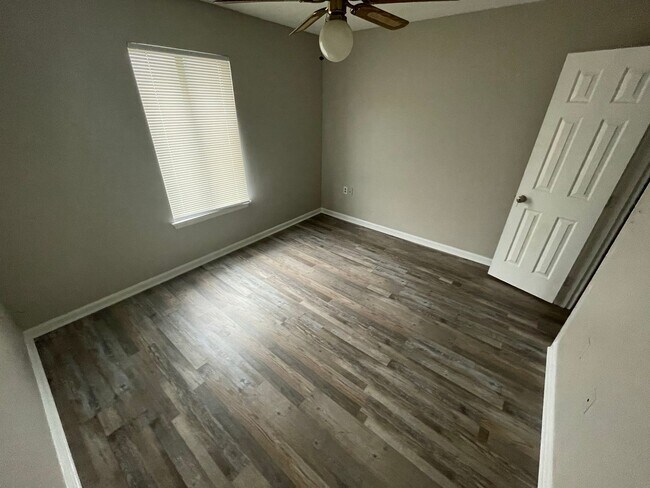 Building Photo - Southern Villas 33