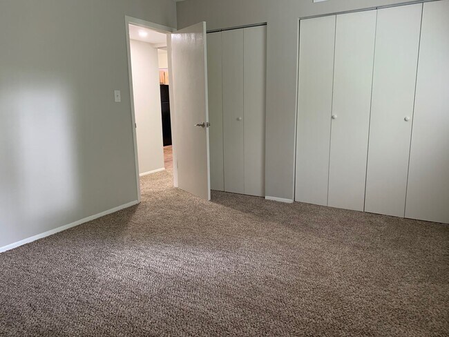 Building Photo - Spacious 2-Bedroom Apartment for Rent in C...