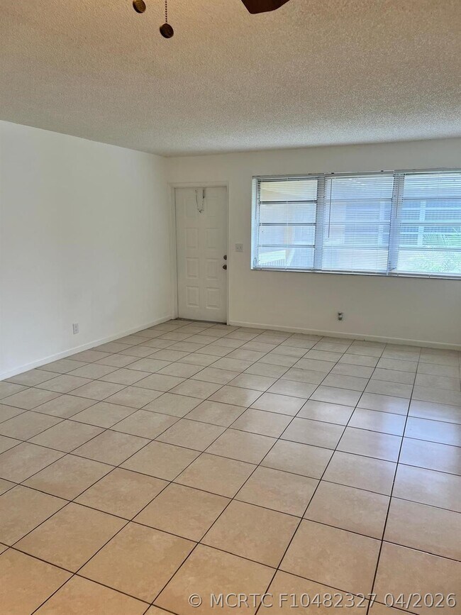 Building Photo - 1040 Twin Lakes Dr