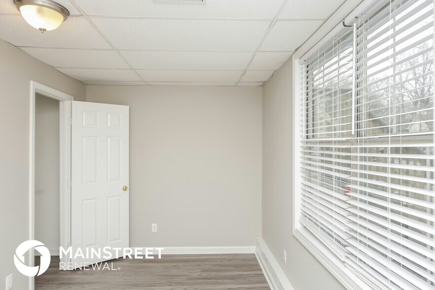 Building Photo - 4058 Five Oaks Ct