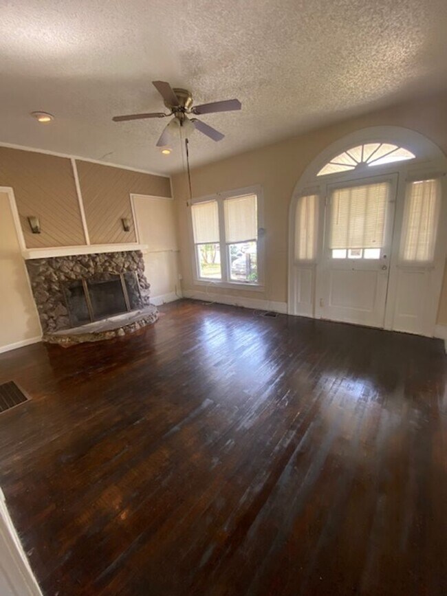 Building Photo - 4 Bed 1 Bath Home | Pet Friendly | Washer ...
