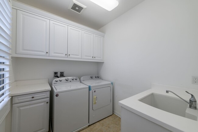 Building Photo - FOR RENT 4BD/3.5 BA/2Garage/Single Family ...