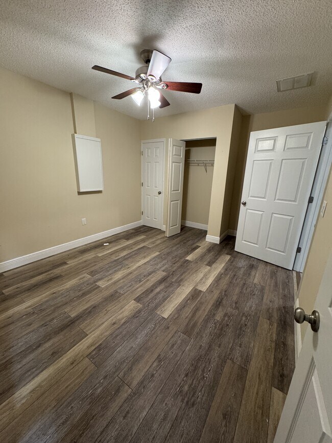 Building Photo - 5100 Mentmore Ave