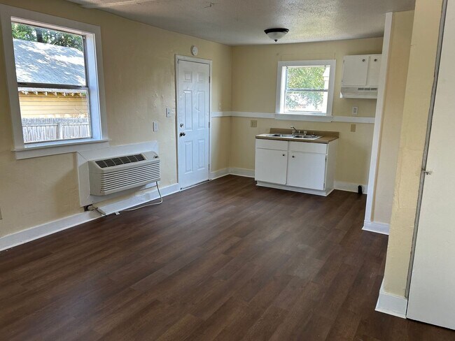 Building Photo - 225 College Park Cir