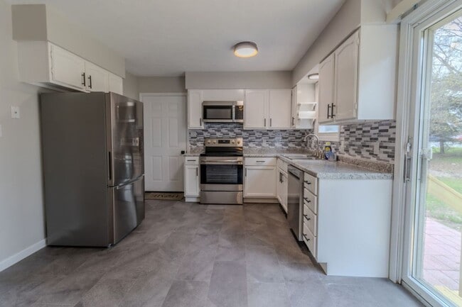 Building Photo - Bright & Updated 4-Bedroom Home Close to Everything