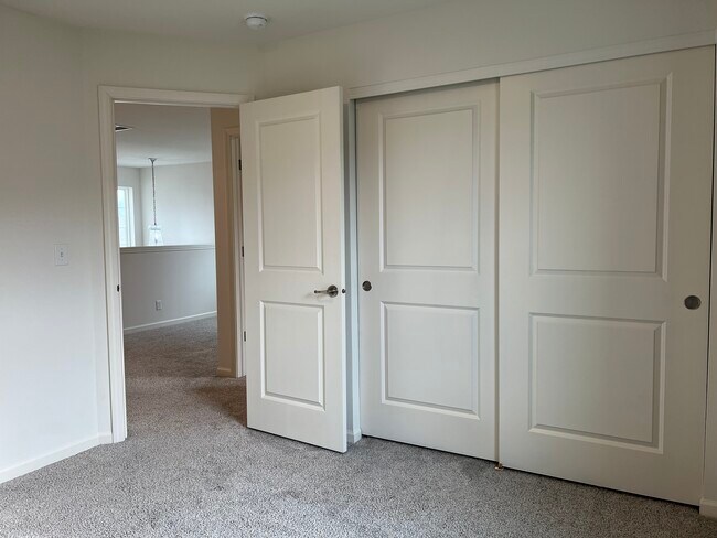 Building Photo - 1231 Hawk Hollow Dr