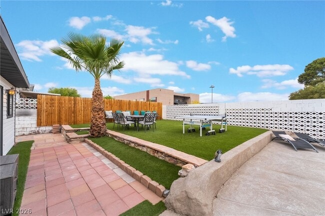 Building Photo - 3992 Chinchilla Ave