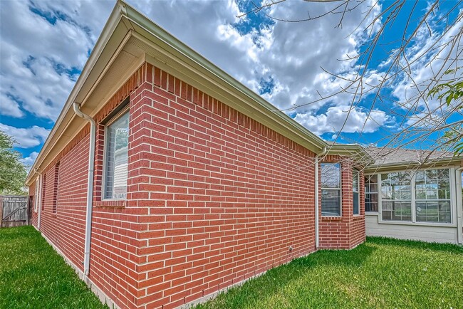 Building Photo - 5526 Hazel Berry Way