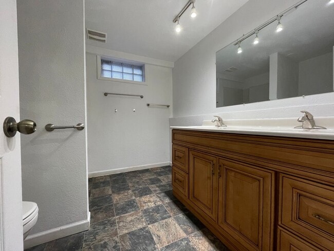 Building Photo - Cozy Three Bedroom in the Heart of Minot
