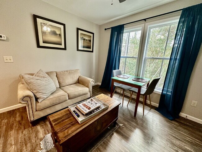 Building Photo - One Bedroom Apartment Available in The Heart of The Promenade!
