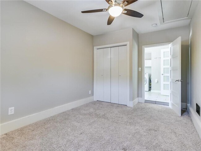 Building Photo - 5213 Gladstone Dr