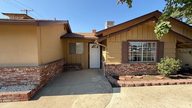 Building Photo - ***JUST REDUCED!!!*** 5-Bedroom Family Home with Large Yard & Prime Location in Visalia