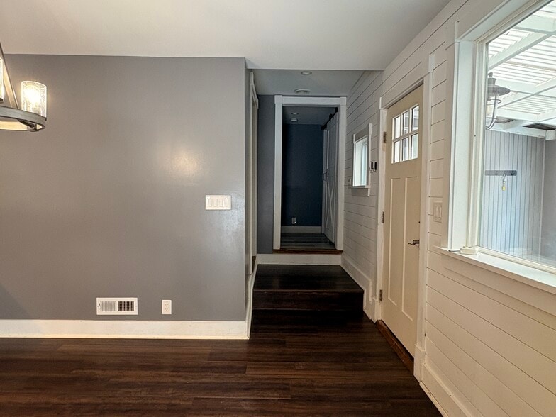 Building Photo - 104 Cottage Rd