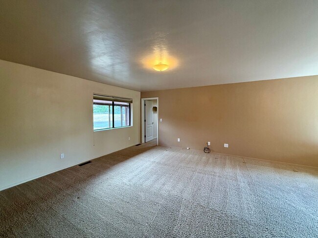 Building Photo - Custom home on 3 acres in Williamson Valley