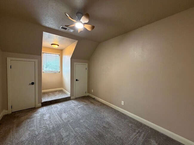 Building Photo - SPACIOUS TOWNHOME FOR RENT!