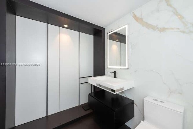 Building Photo - 1325 Bay Dr