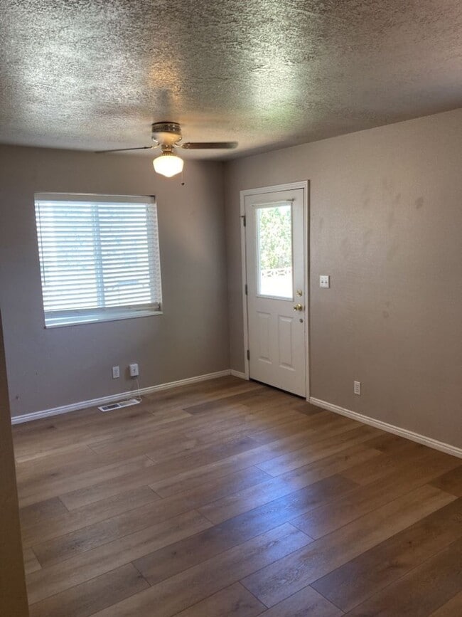 Building Photo - 3 bed, 1.5 bathroom - Two Story Twin Home