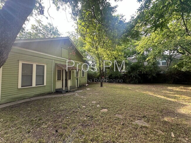 Building Photo - 912 N Elm St