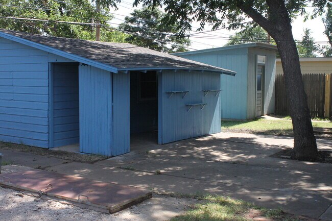 Building Photo - Updated 4 Bedrooms/2 Full Baths /2 Living Areas/2-car Garage