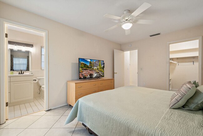 Building Photo - 7423 Dickens Dr