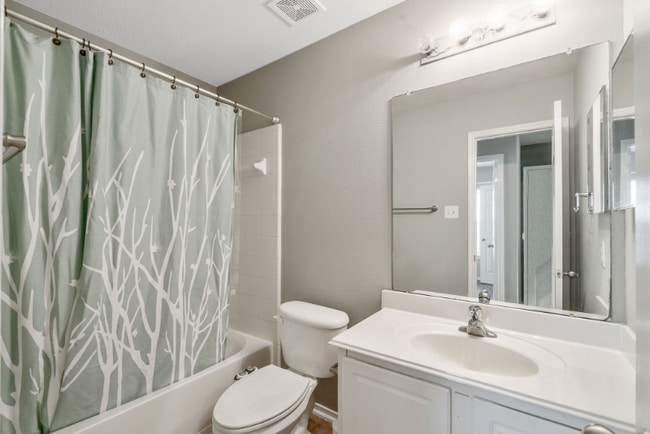 Building Photo - 17139 Oakwood Chase Dr