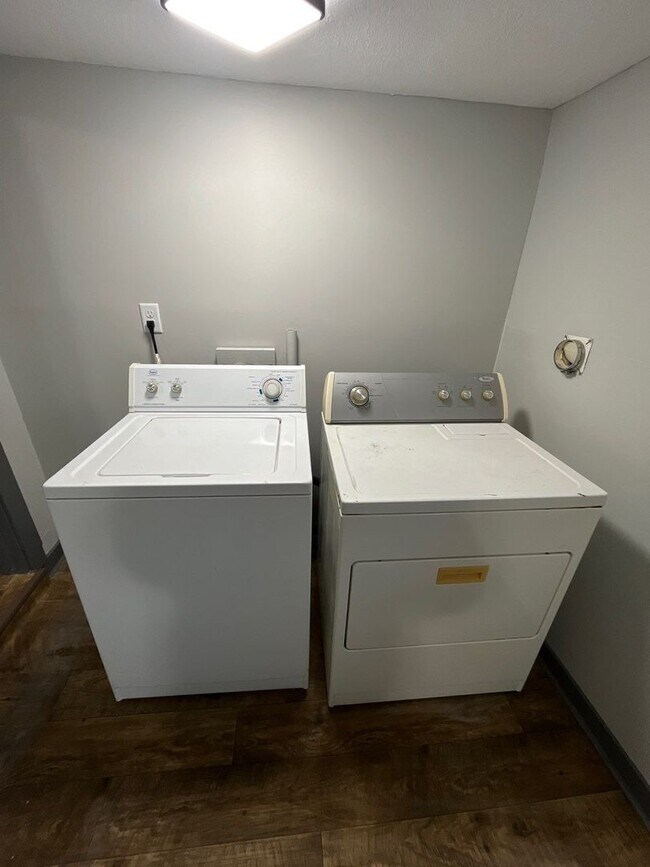 Building Photo - Conveniently located 2-bedroom, 1-bathroom...