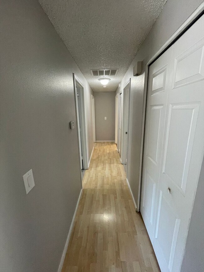 Building Photo - Hard to find 3 bedroom 2, bathroom.