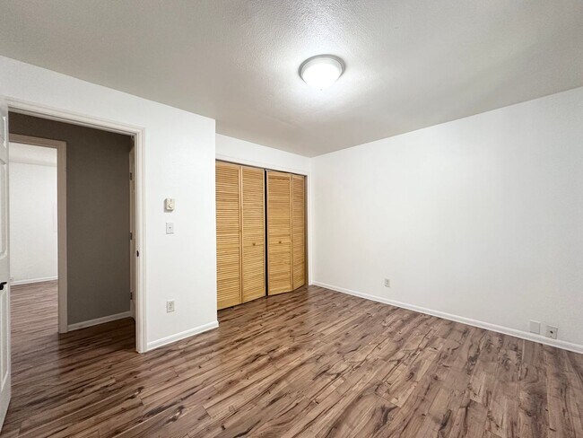 Building Photo - 2 Bed 1 Bath Duplex near Gresham Station!