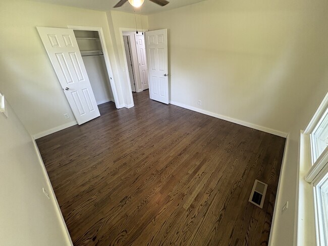 Building Photo - 521 Greenwood Dr