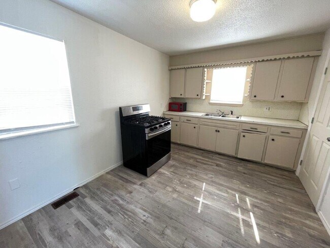 Building Photo - New paint, 3 bed 1 bath 1 car in SE Okc!