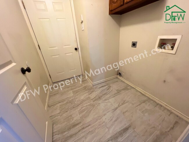 Building Photo - 2502 Chapel Hill Dr